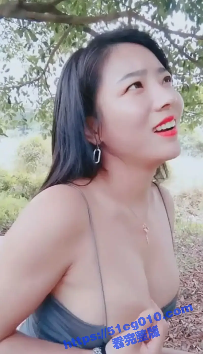 “我给你200块钱 你来干我好不好 ” 性感女主播穿包臀裙户外勾引环卫工人 这好事怎么轮不到我? 图1