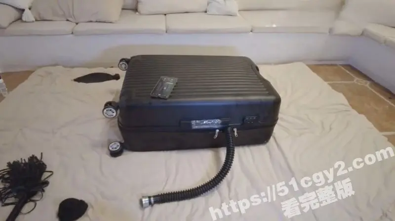 SM猎奇大赏 乳胶拘束装箱play 带着震动棒缩卷在狭小的行李箱里挣扎 简直就是调教天花板! 图4