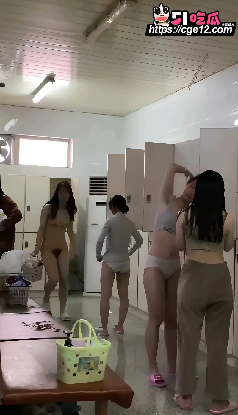 精选高档女浴偷拍 众多美女少妇镜头前脱光 美乳翘臀看着都让人鸡巴爆硬! 图3