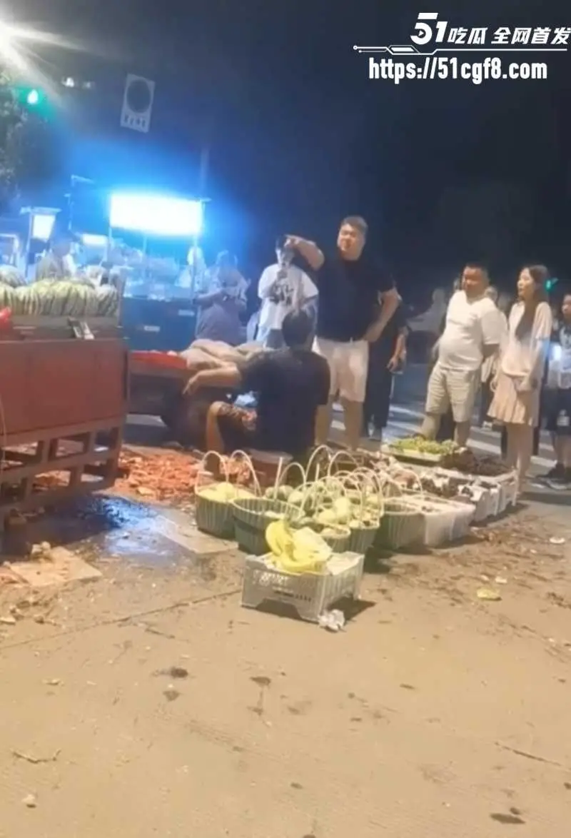 宁波恶毒夫妻 挑瓜掐果还耍凶 疯狂砸瓜殴打摊主 现场视频让人恨的牙根痒 图4