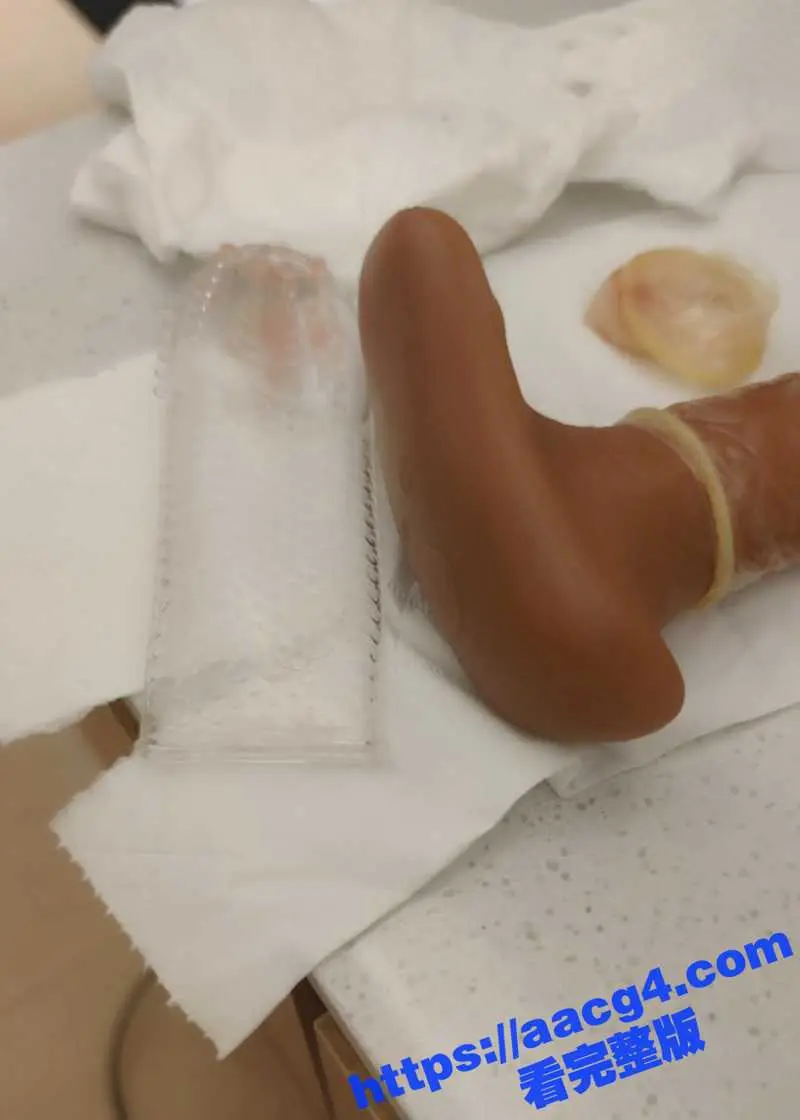 强壮儿子酒店里带着狼牙套调教黑丝眼罩亲妈妈 把妈妈的骚穴都给干出血！ 图7