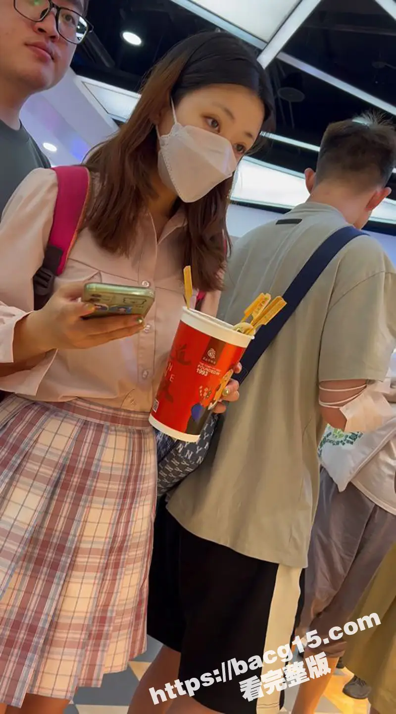 抄底大神商场偷拍 长筒靴黑丝女神 洛丽塔JK裙学妹 各种裙底风光 这丁字裤也太骚了! 图4