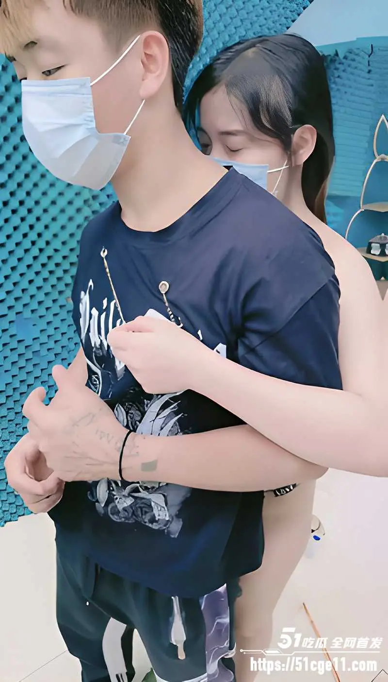 情侣直播上演现实版NTR 黑人轮番上阵蹂躏女友蜜穴 男友只能在一旁干瞪眼! 图1
