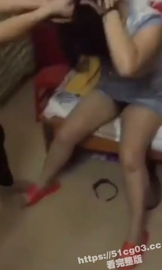 我来月经了 真没跟他睡啊 男子出轨被妻子带人捉奸 不过这小三这么胖 男的也真下得去手 图1