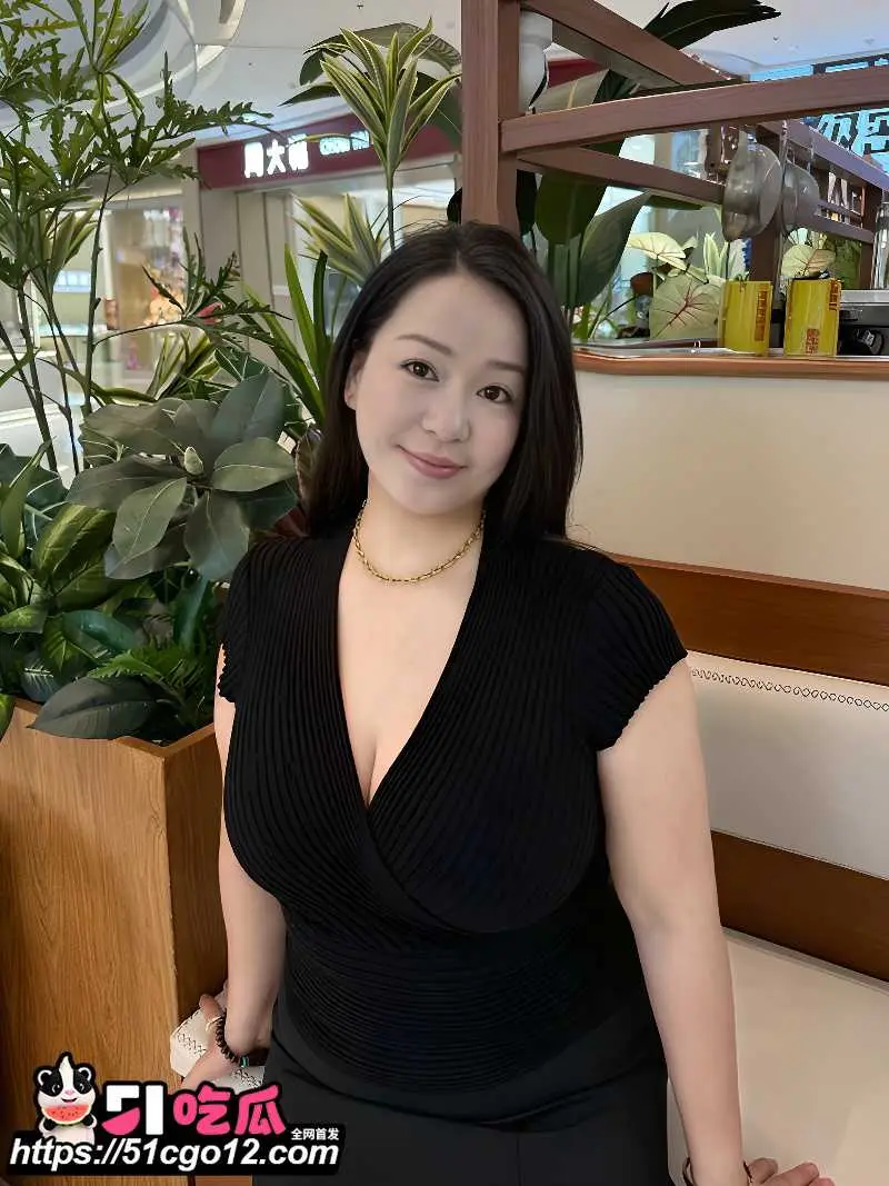 四川反差少妇 唐菲艳 私密视频 约炮单男3P享受极致性爱 前后夹击穴口拉丝 简直骚到爆 图2