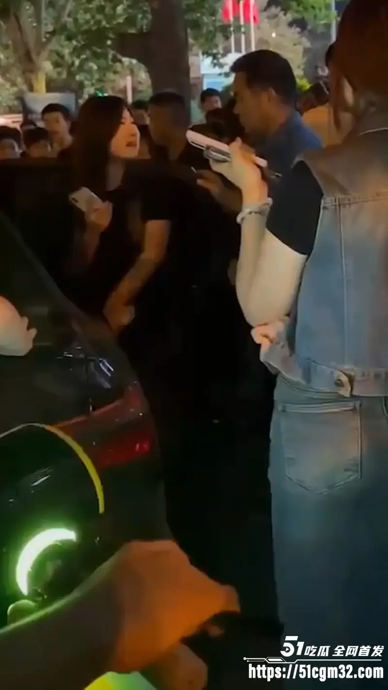 老公开原配的车载小三出行 被原配马路堵死当场抓奸 街拍视频刷爆本地朋友圈! 图3