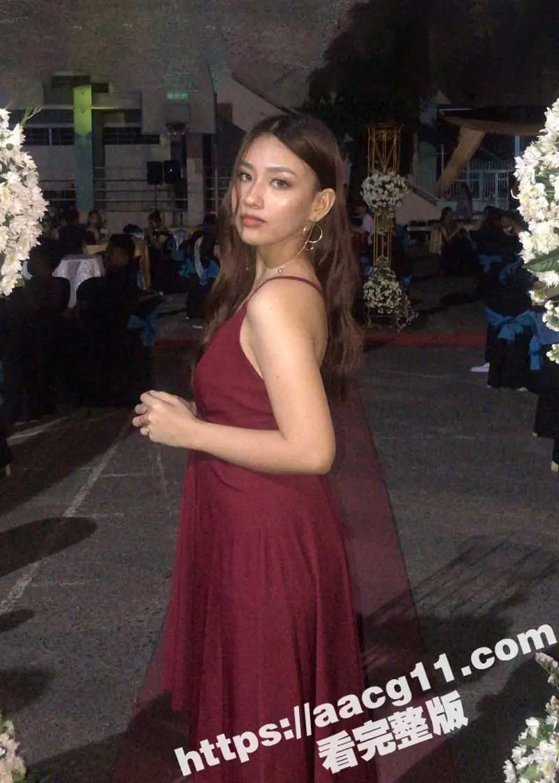 喜欢竖中指的马来西亚气质女老师手机相册流出 全是露脸裸照自慰骚拍 母狗气质显露无疑 图1