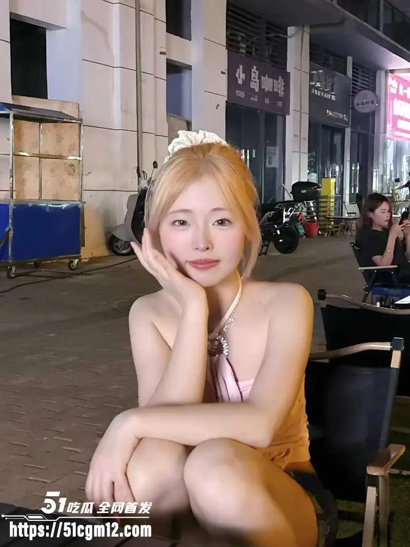 抖音网红 笨蛋小妮 定制福利合集 裸舞秀边跳边脱 与闺蜜上演双花缠绵 带你体验纣王视角! 图2