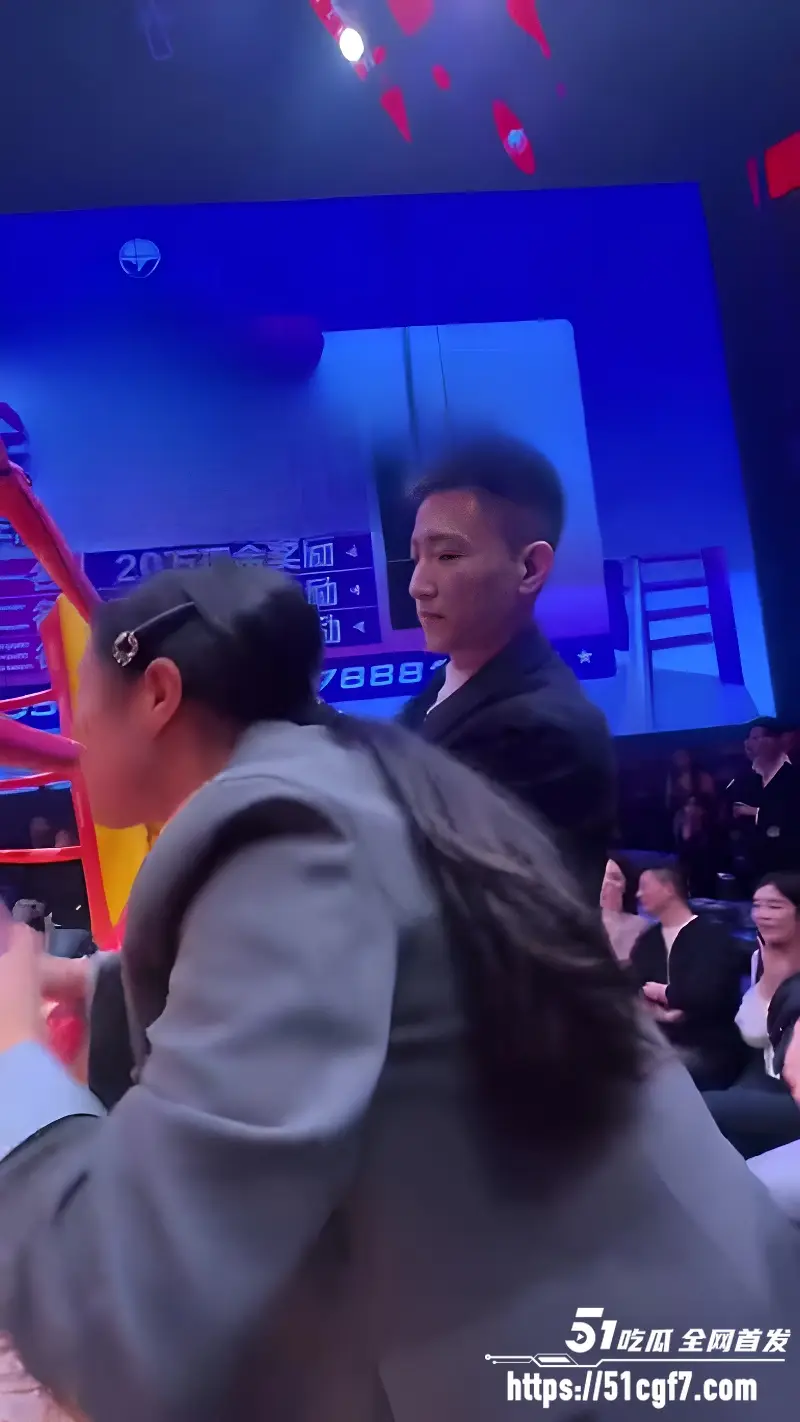 天宫酒吧商务拳击 妹子做梦都想不到上班还要打拳 整容植入打变形了 算谁的? 图8