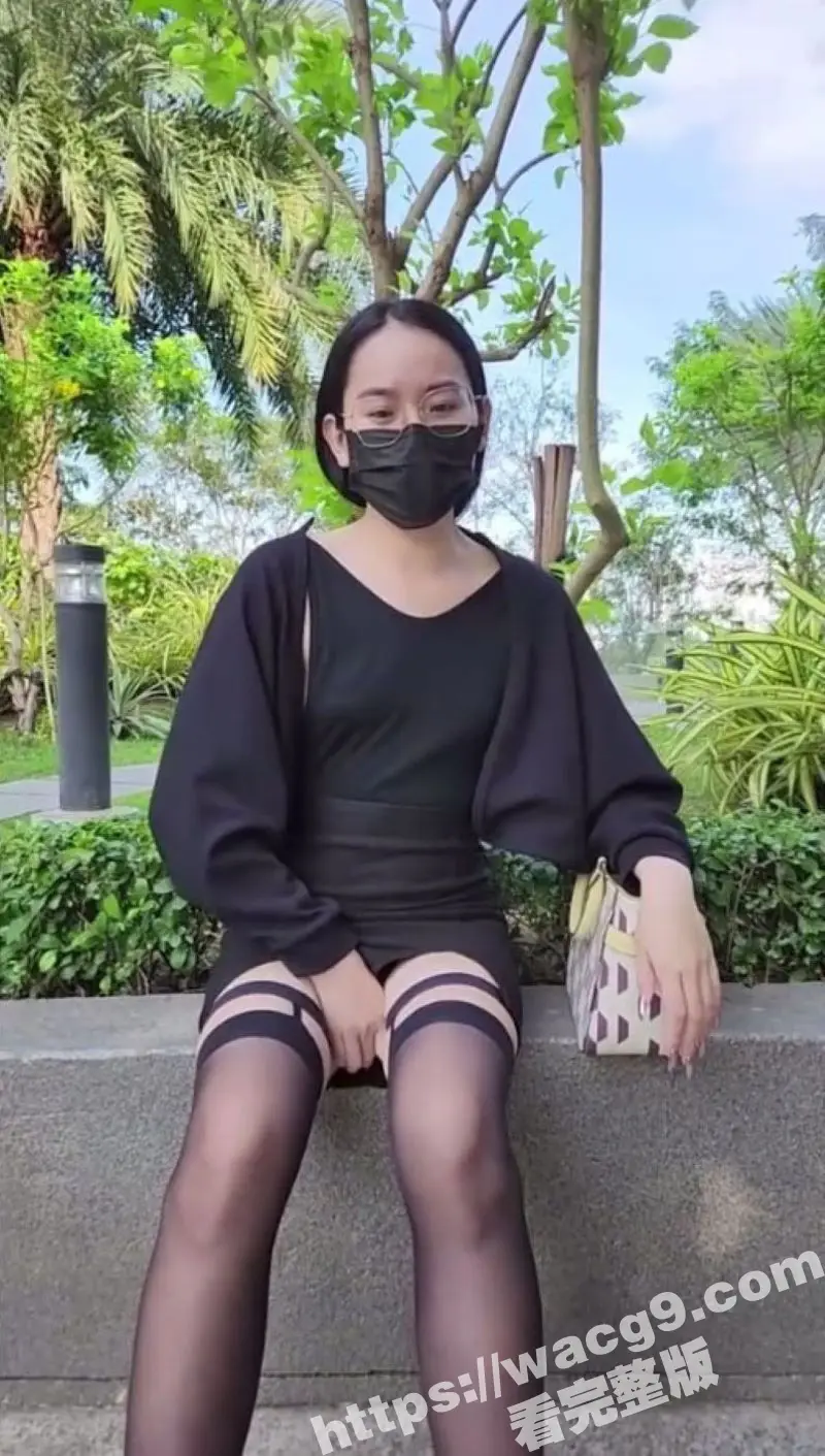 越南骚浪眼镜妹 MEly 户外露出 露脸私拍随意拿捏不在话下 其风骚程度一般人都比不了！ 图2