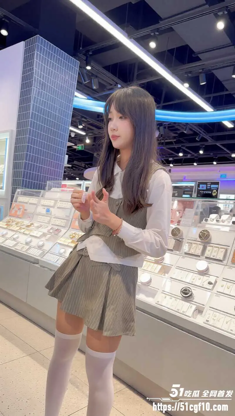 KFC抄底系列 偷拍多位车模御姐学生妹 绝美颜值高挑身姿 性感丁字裤紧勒阴沟! 图1