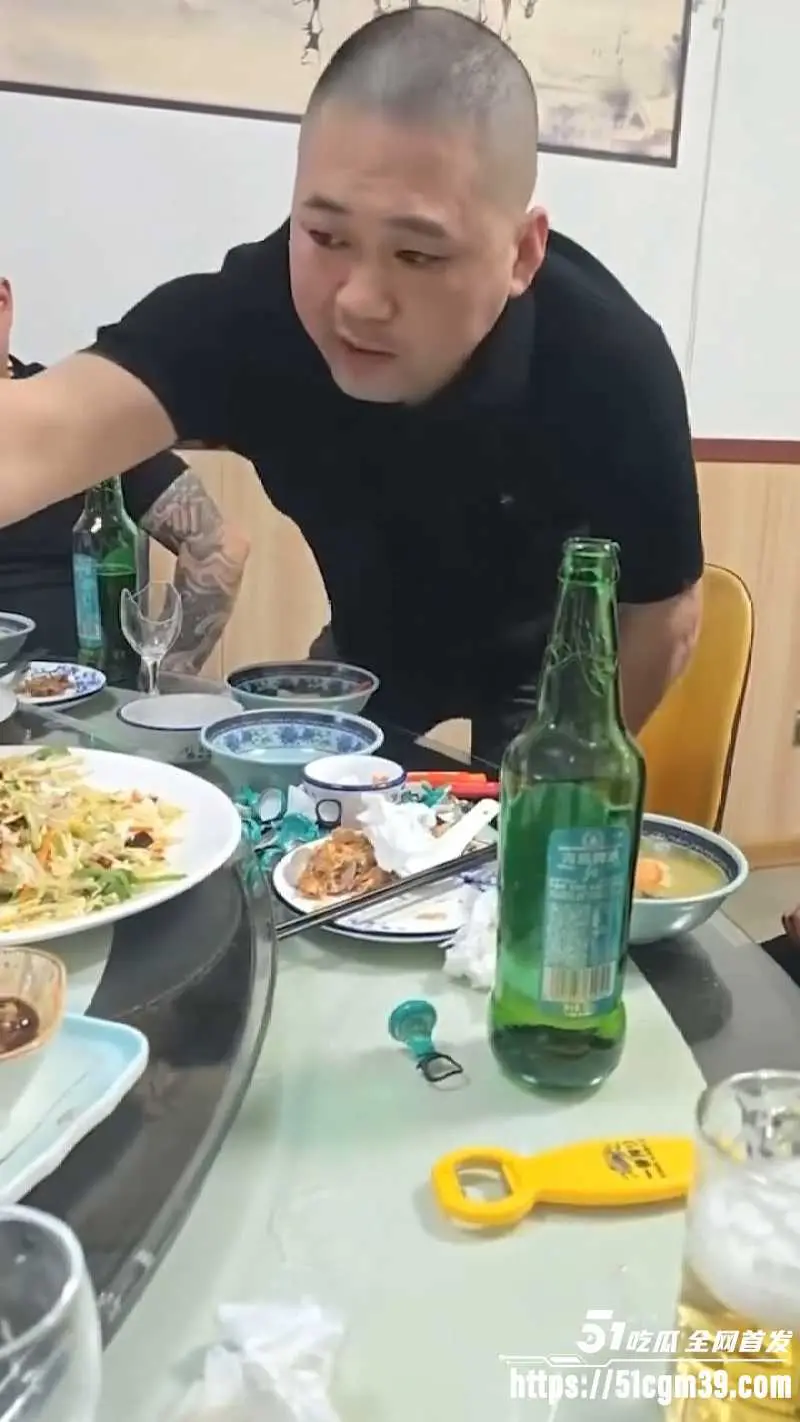 现实狠人当众生嚼碎玻璃 满嘴鲜血却面不改色 颠覆三观大开眼界! 图1