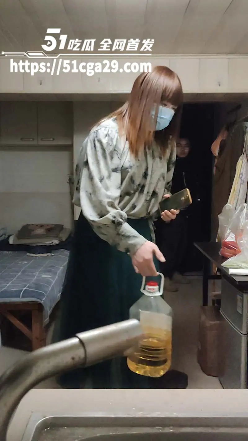 南京红大爷事件老熟人到来！不知怎么关心你 那就给你拿半桶油炒菜！ 图1