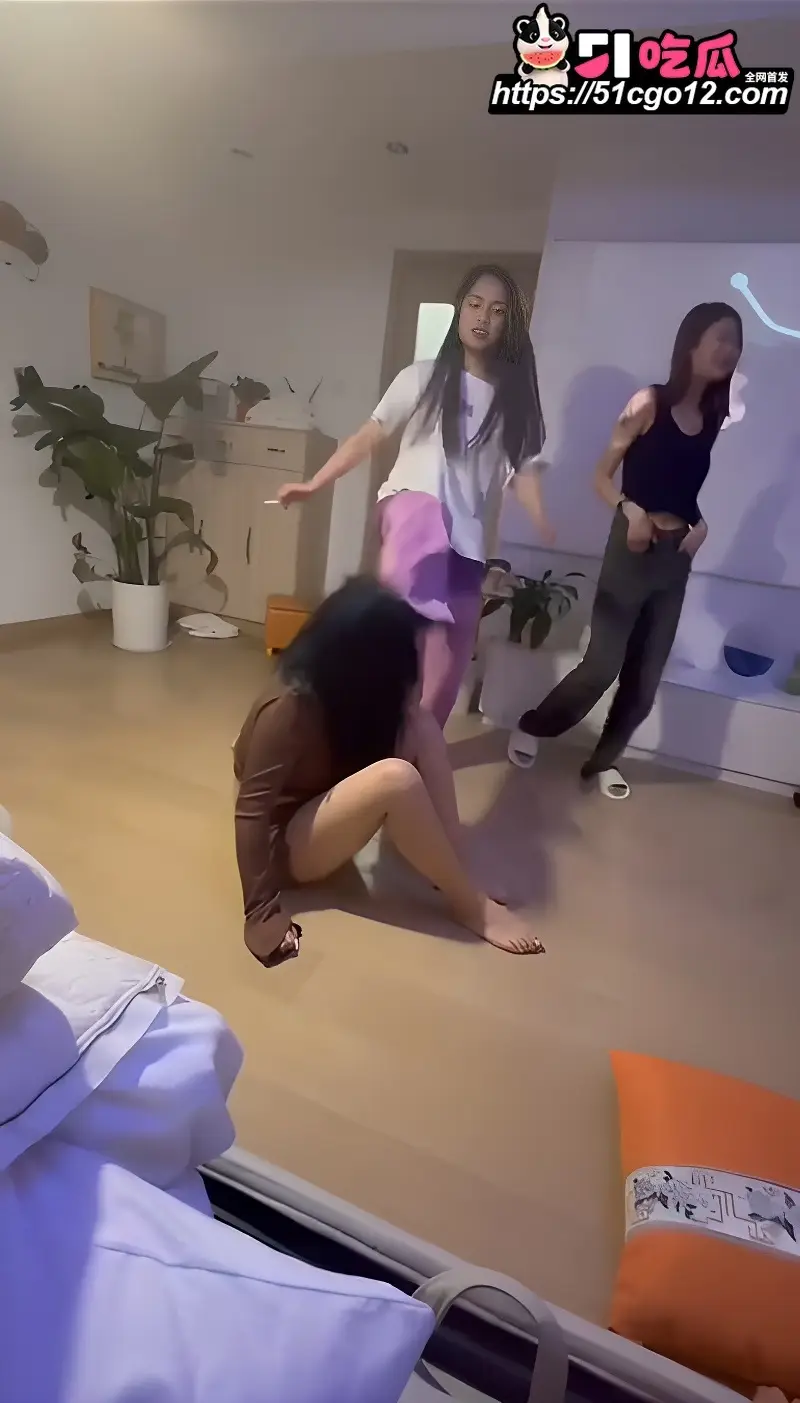 精神小妹霸凌事件 女孩遭多人殴打辱骂后 被强迫性交 看得人怒火冲天 图1