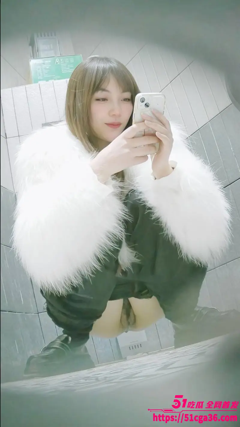 大神偷拍各路极品女神厕所放尿视频合集 脸穴同框美鲍水润 肥嫩的香臀满足偷窥者淫欲！ 图2