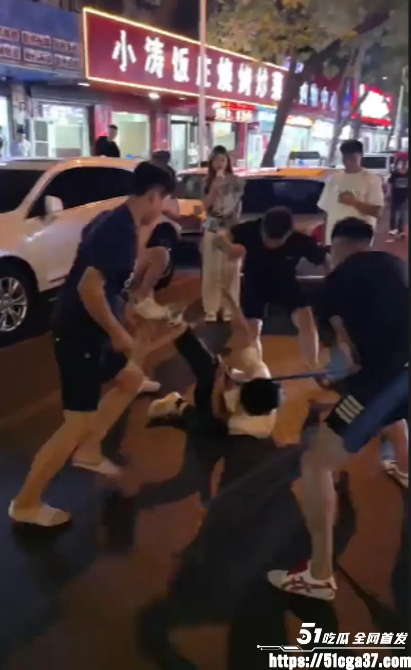 精神小伙当街复仇 多人齐上围殴白衣男子 招招致命直击要害 甚至上演雷欧飞踢! 图4