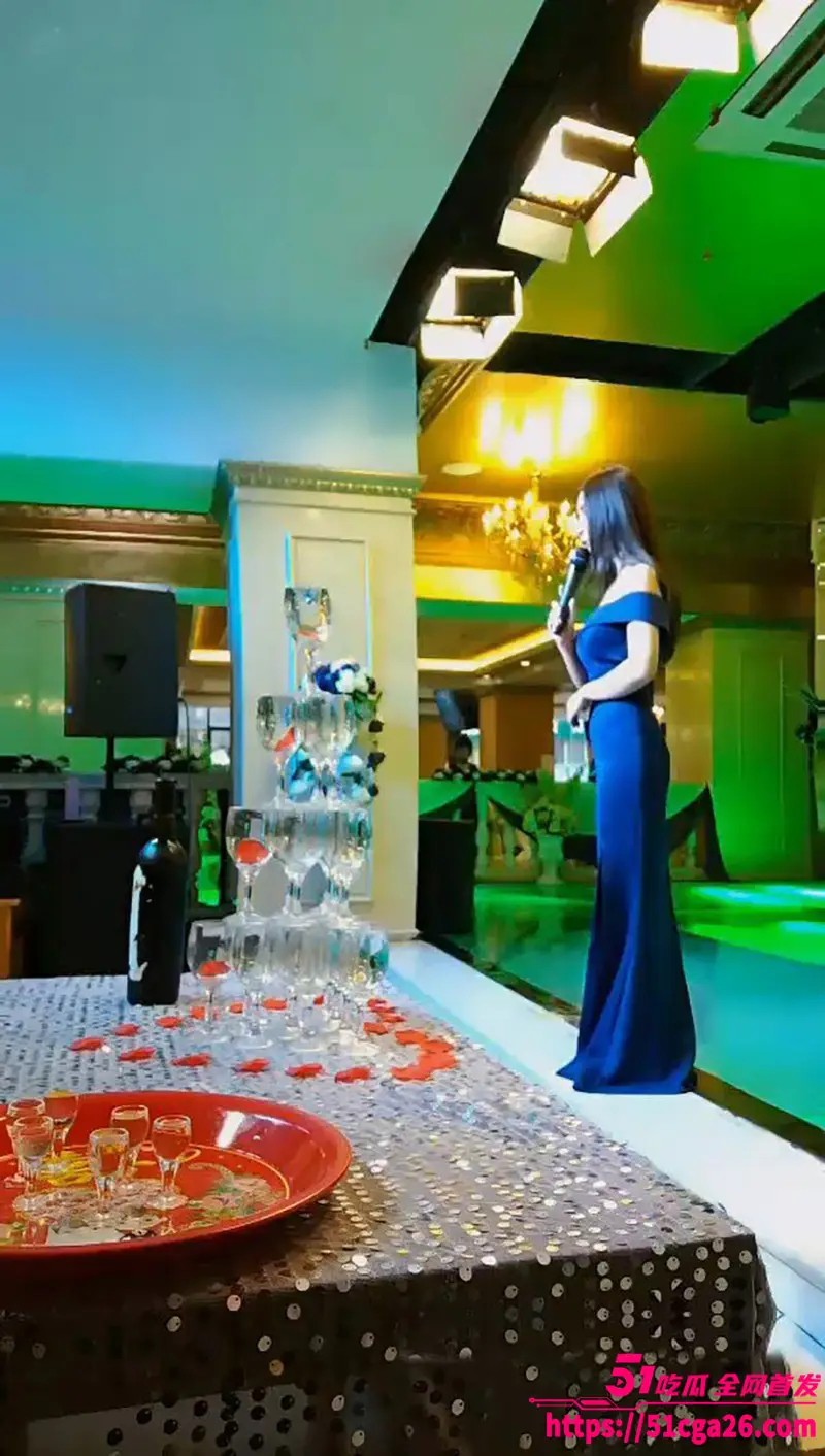 大三学生妹 桑桑 带着跳蛋主持婚礼直播 边主持边高潮震撼全场！ 图6