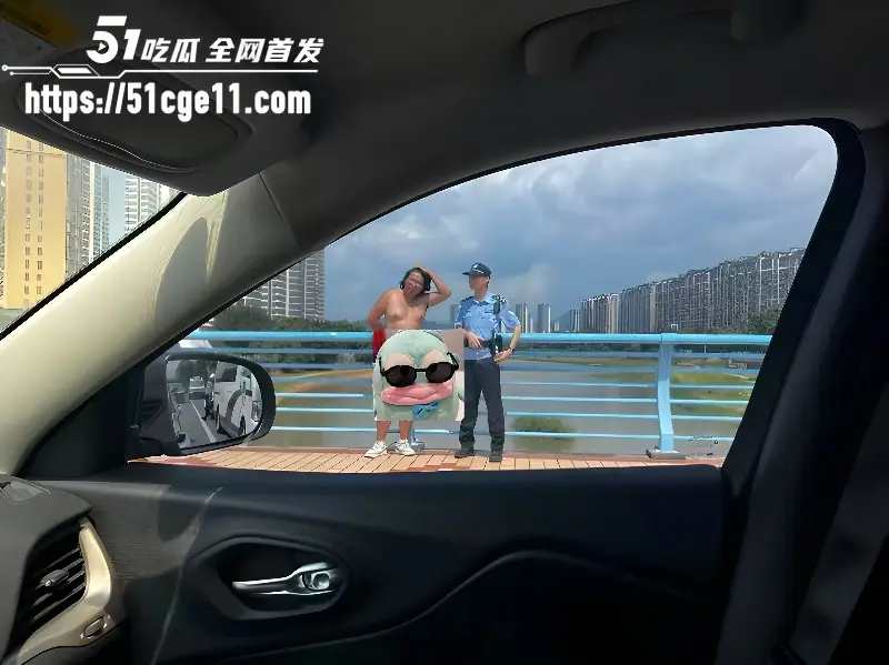 抖音热瓜 厦门街头 老哥全裸骑摩托 大白天裸奔被路人拍下 最终被抓现场太魔幻 图4