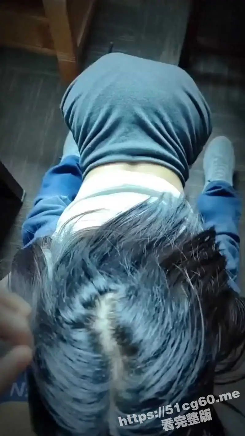 公司极品白虎黑丝同事被拿下 在办公室就忍不住的要输出!叫声太大差点被发现 太刺激了! 图3