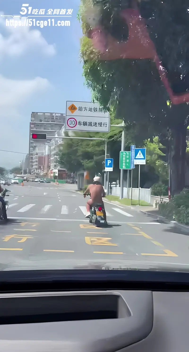 抖音热瓜 厦门街头 老哥全裸骑摩托 大白天裸奔被路人拍下 最终被抓现场太魔幻 图5