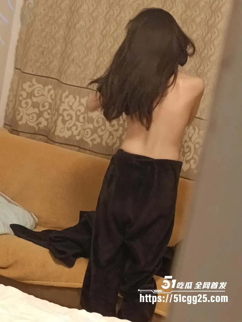 海角大神高中妹妹会撒娇 趁老爸和骚货后妈离开 欲火难耐和老妹在KTV里边唱边干 图2