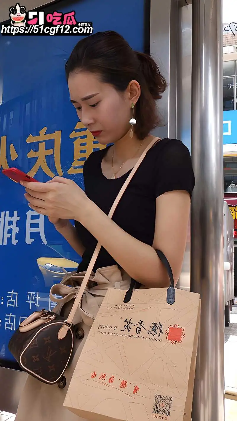 顶点大师 商场极限抄底视频 近距离拍摄 粉红蕾丝边爱心内裤 让人看得心潮澎湃 图1