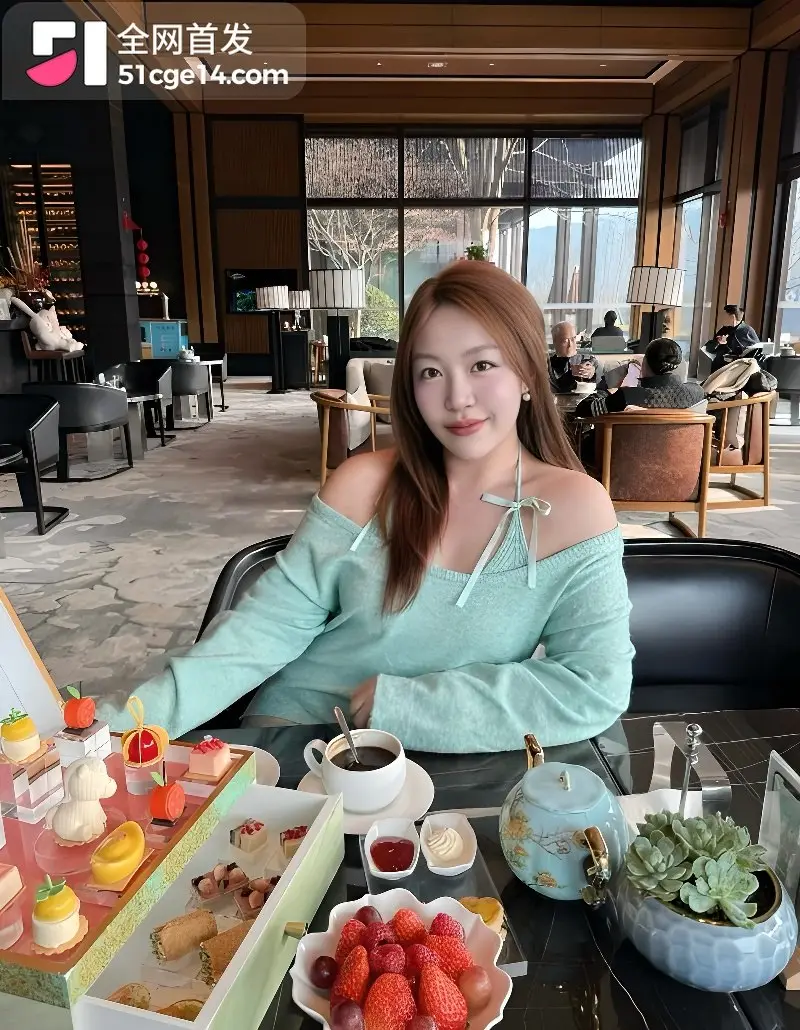 高颜值摄影师 Odile 为圈钱被包养调教配合金主3P 一边口交一边被操 骚得完全没遮掩! 图3