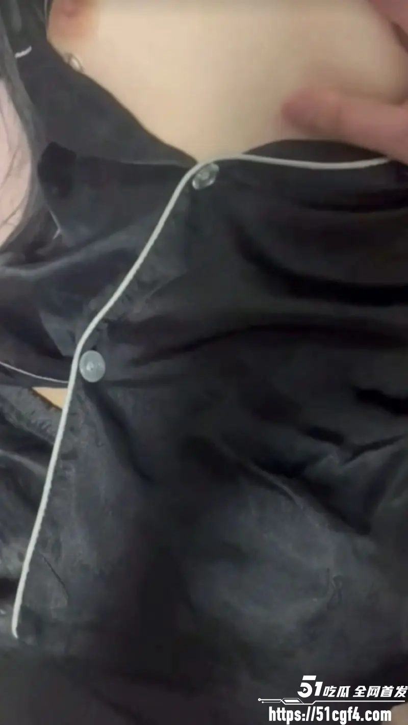 51原创和妹妹同居的日子 背着好兄弟在卧室偷偷操了他的女朋友 真的刺激! 图1