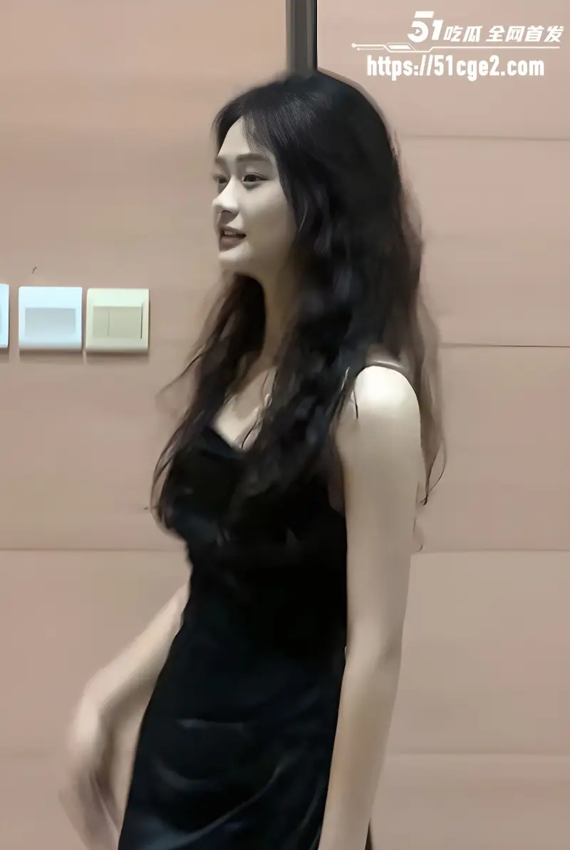 湖南女大 刘子雯 与男友的缠绵 完美酮体身材超赞 睡眼朦胧中被巨根干泻火！ 图1