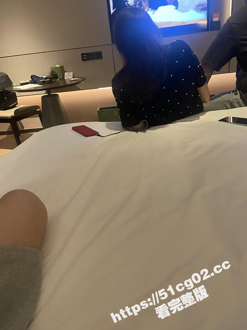 绿帽加淫妻 4男两2淫荡派对 前后夹击浪叫不停! 北京绿帽夫妻群P聚会 现场淫乱程度直接爆表 图2