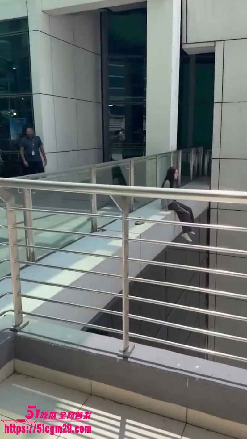 劳动节KLIA2惊魂 27岁中国女子在机场坠楼身亡 保安英雄救美反成催命鬼! 图1