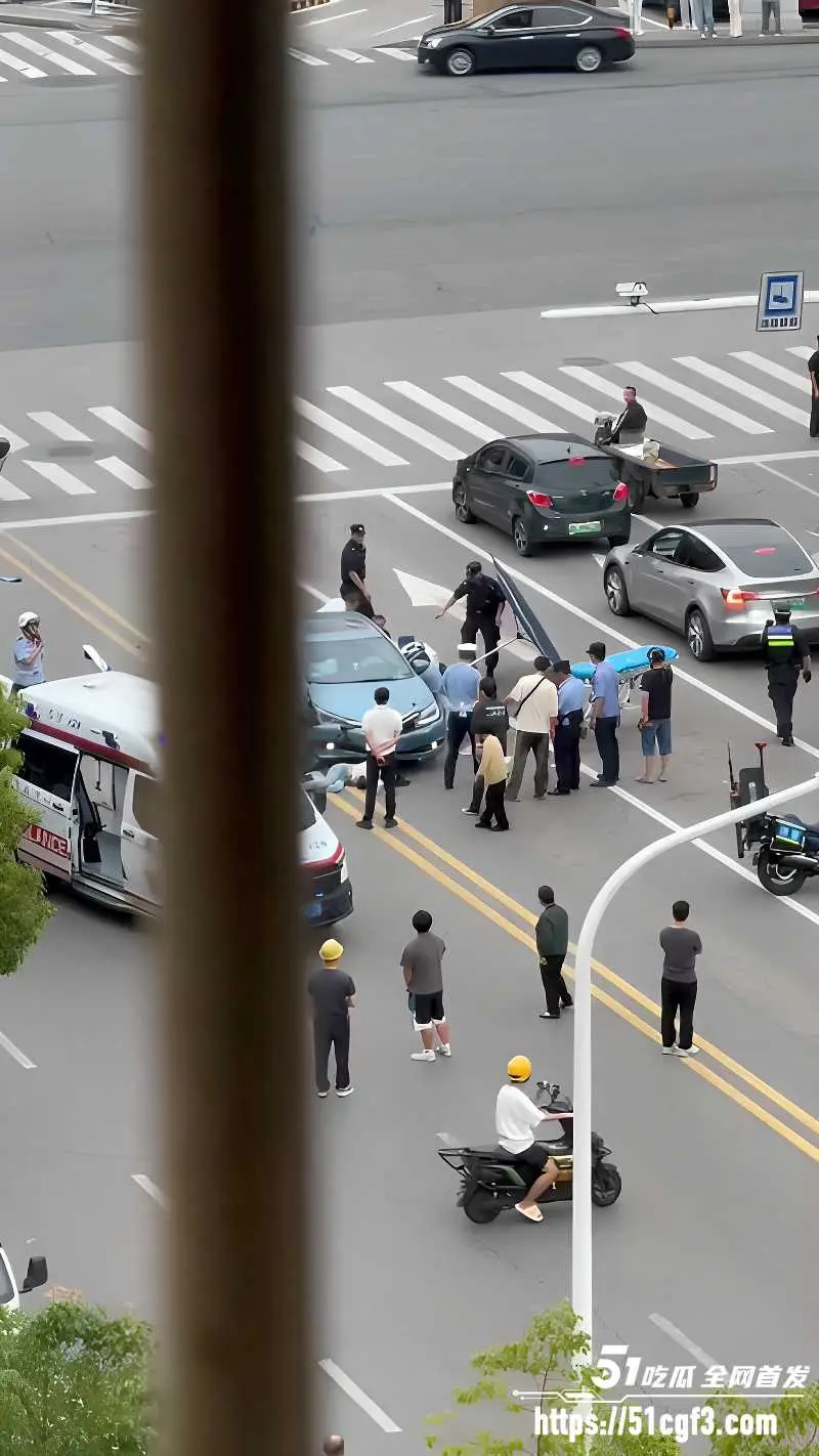 震惊三观 男子为情所困 闹市区马路持刀怒杀原配情夫 事后当场自我了结！ 图2