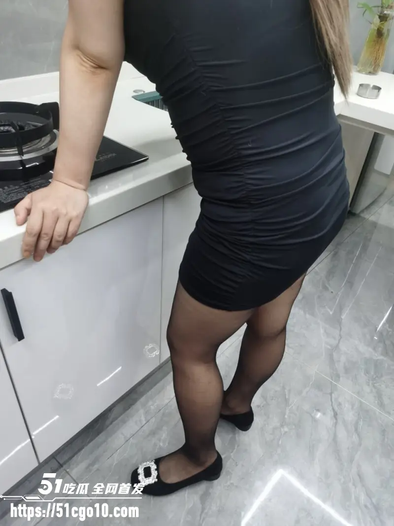 乱伦大神 小雪妹 心机妈妈穿黑丝诱惑儿子 挑逗完就想走 被儿子按住狠狠暴操 图2