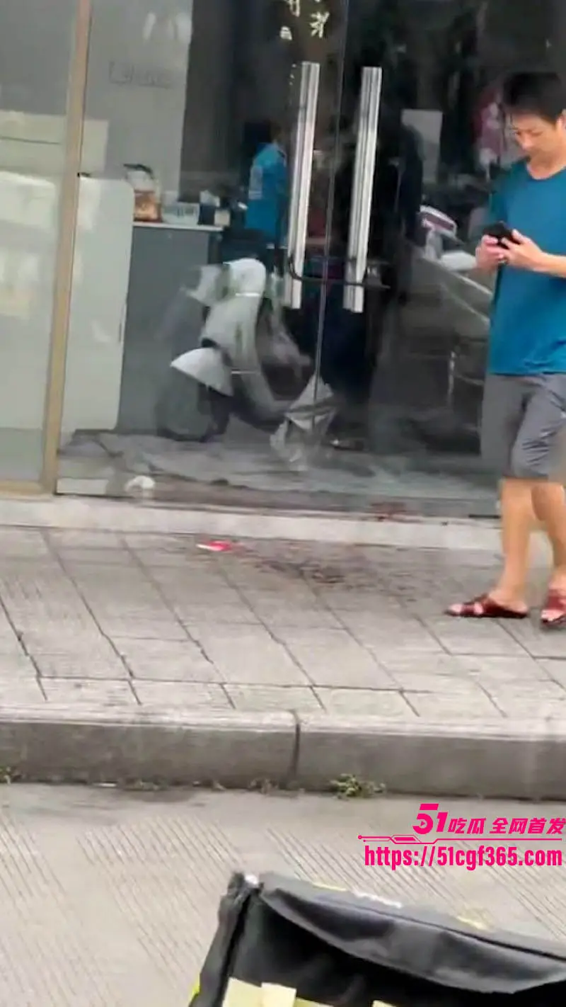 广西柳州柳北大润发 精神小伙斗殴持刀砍头皮事件 受害者头部中刀头皮掀起 血腥程度极高! 图2