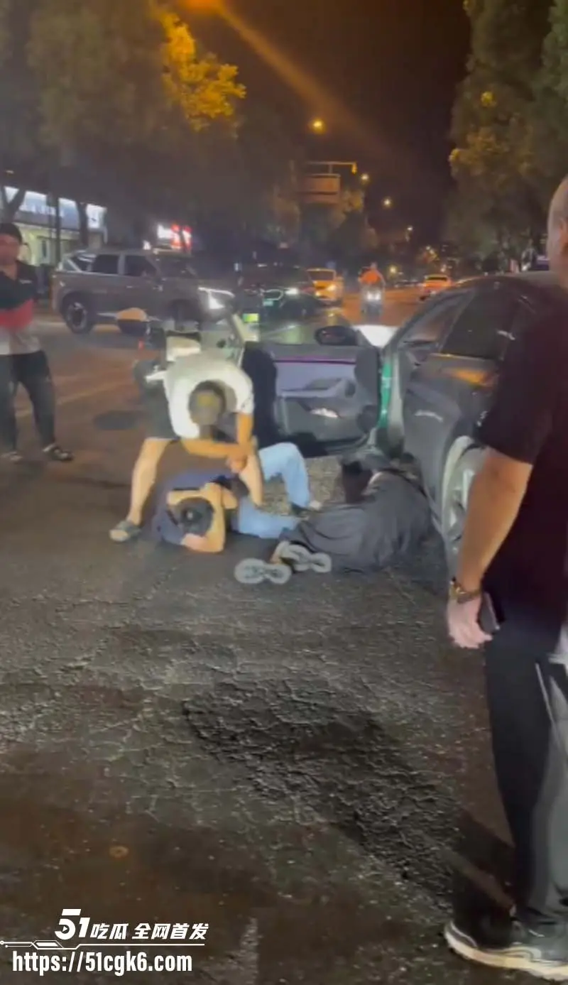 史上最解气抓奸现场!狗男女偷情被猛男原配当街抓包 荡妇保护奸夫被双双暴揍! 图1