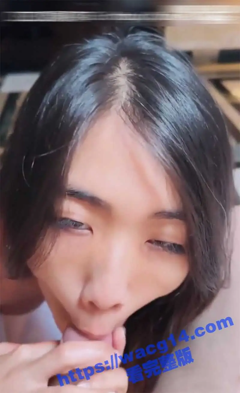 高颜值美女狂热痴迷肉棒 无时无刻不渴望吮吸舔舐 男友鸡巴一硬便主动跪下吞吐吮吸 极尽妖娆之态! 图3
