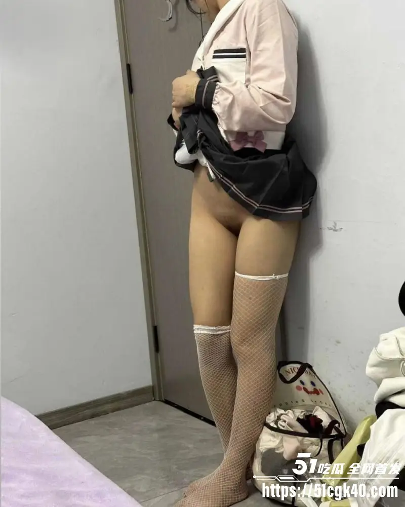 海角乱伦大神 我是奶气草莓 新作 五一旅游景点停车车震 按头猛插喉咙 眼神迷离高潮不断！ 图5