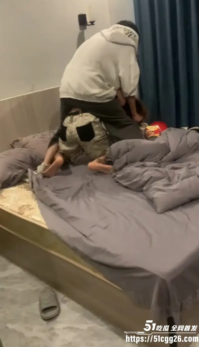 痴情小哥狂追白月光交往6年 不料被精神小伙捷足先登 捉奸在床现场怒撕情夫！ 图3
