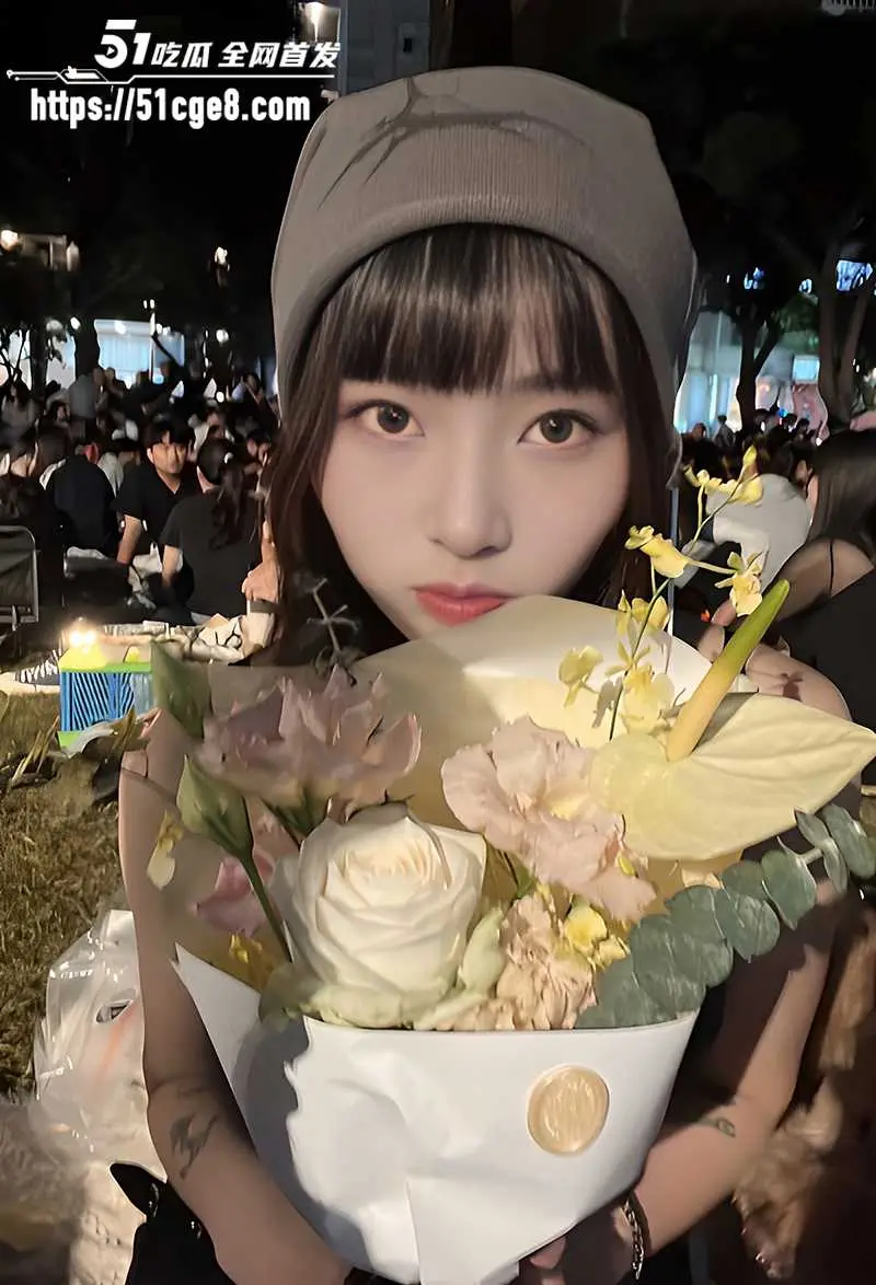 台湾中山大学学姐 雅婷 性爱私拍 白虎尤物全程露脸 跪舔骑乘大奶狂摇 图5