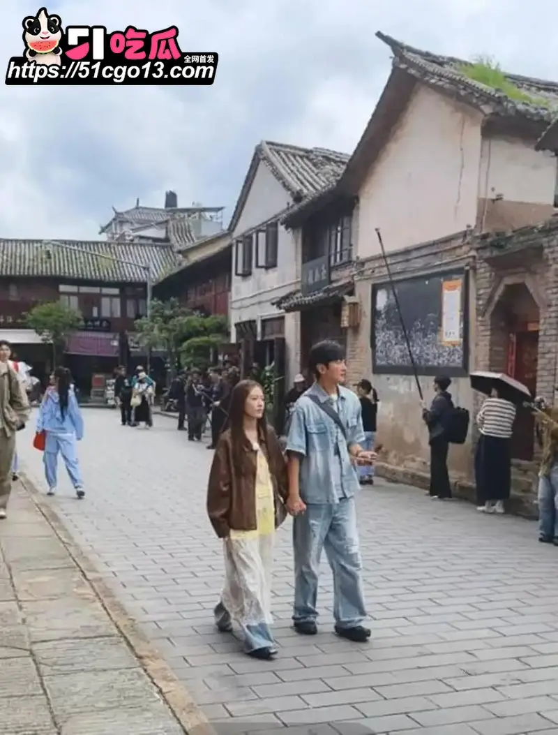 新还珠格格演员 高梓淇 离婚后不仅疏离儿子 还带小十岁女友上恋综 亲密视频引热议! 图12