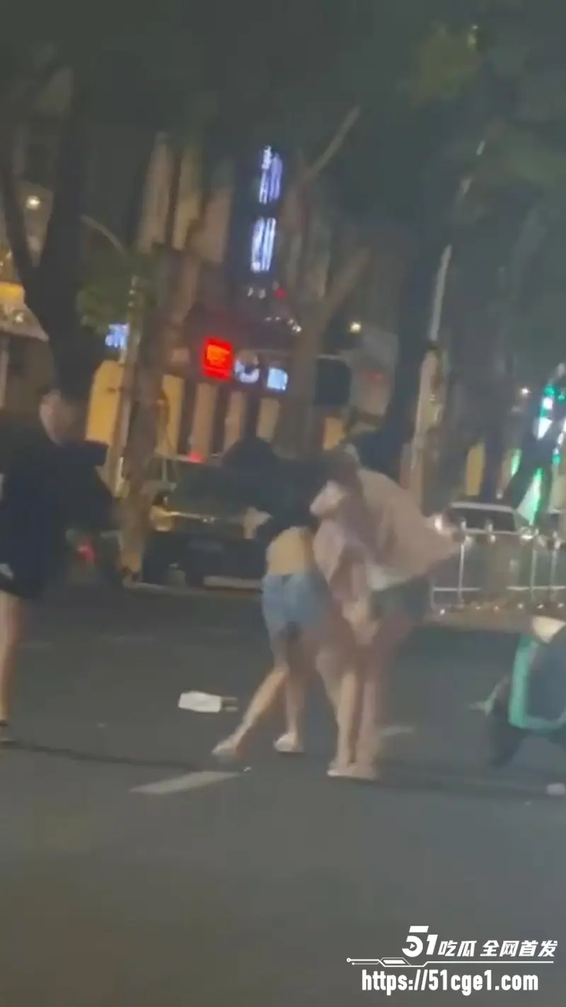 精神小妹街头冲突现场 衣服撕裂大长腿全露 身材惊艳火辣太养眼！ 图2
