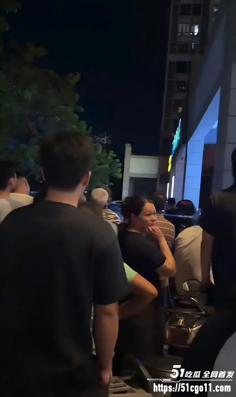 广东茂名电城 海景明珠砍人事件 男子被绿怒杀奸夫 引发大量群众围观！ 图3