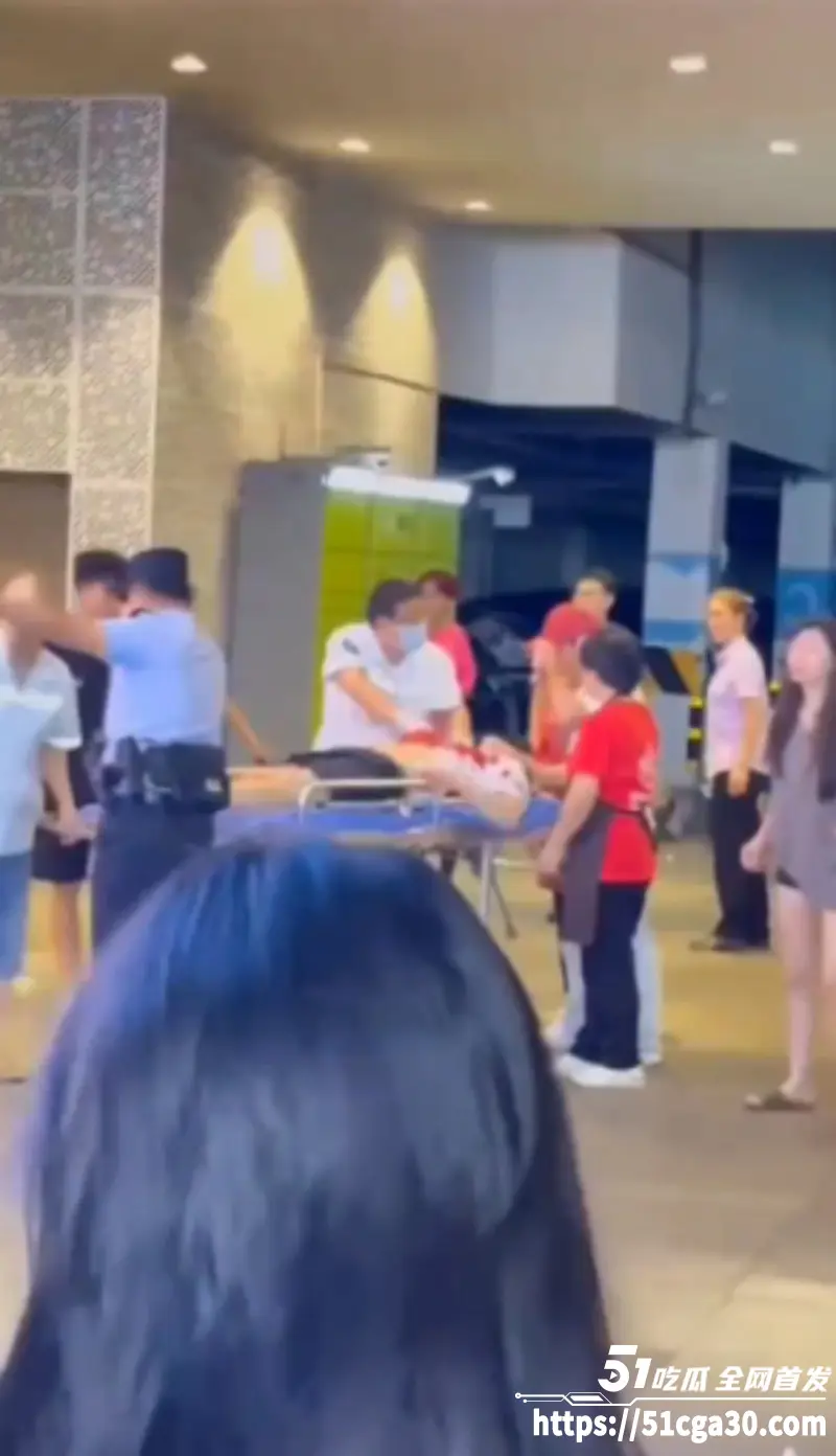 四川成都高新区关东二街 再现持刀伤人事件 伤者浑身是血十分骇人 现场多角度视频流出! 图3