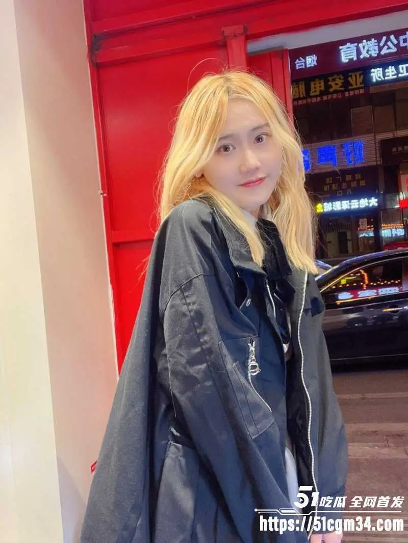 武汉黄毛妹 刘欣冉 性爱视频 清纯嫩妹无内裤户外暴露狂 深喉舔屌大口吃鸡！ 图1