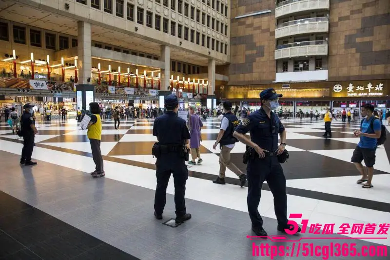 香港女游客醉倒台北车站 通缉犯当众拖墙角性侵10分钟 人潮涌动无人阻 马来西亚热心小哥报警救场！ 图1