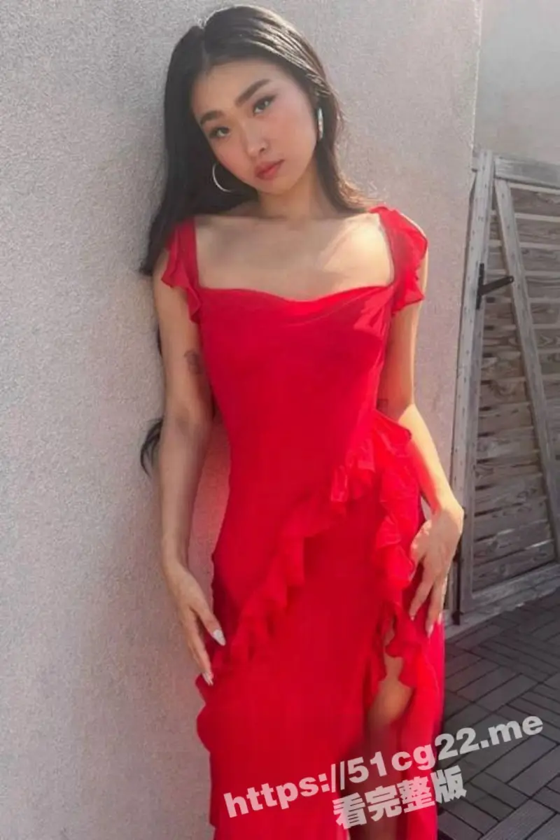 韩国赴美留学生 18岁媚洋婊 Len 在纽约公寓里跪式服务金主 犹如母狗跪舔口交！ 图1