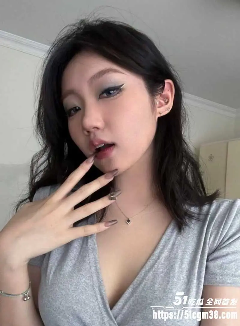 女医生约炮太骚 你操过医生吗 一句直接点燃 你比我想象中更骚 边操边浪叫 谨慎白莲外表下欲女本色 图1