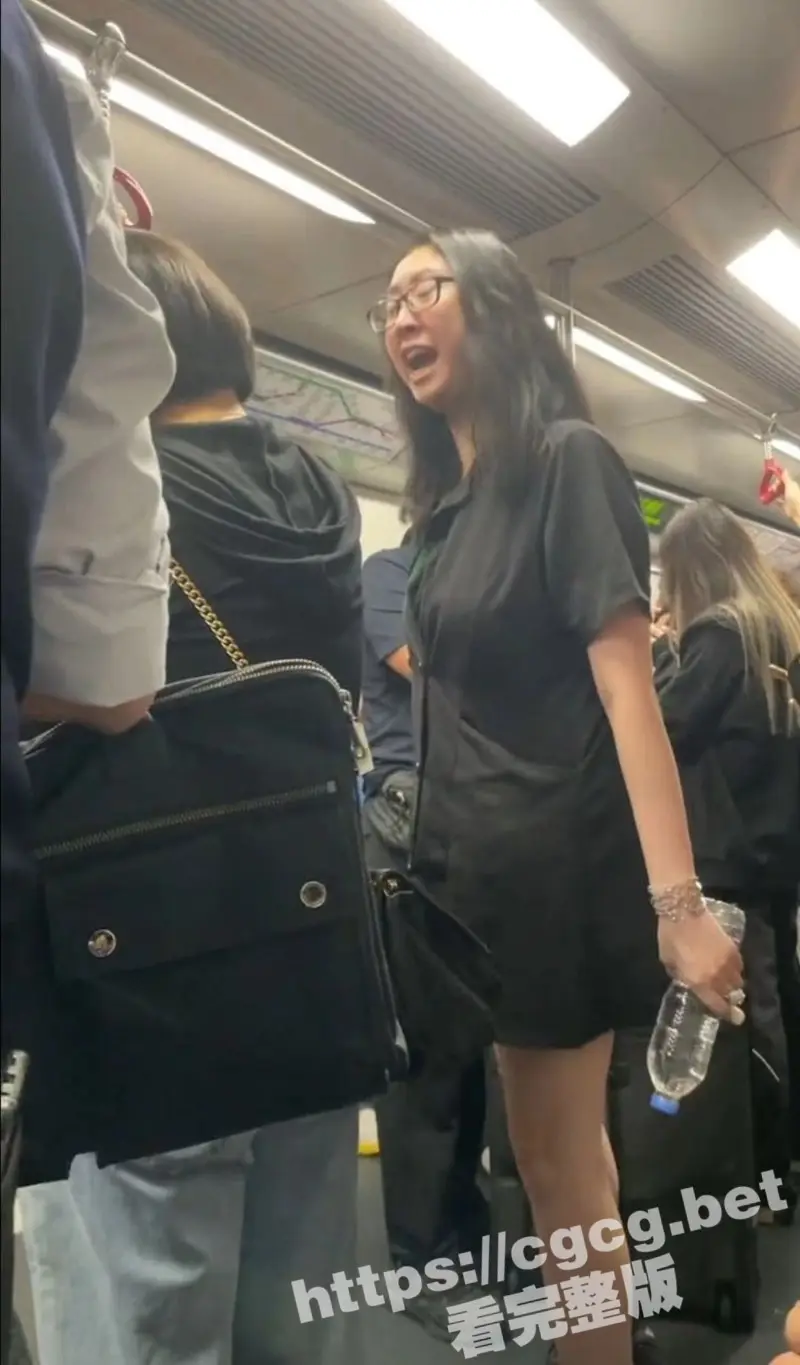 继地铁判官后 上海地铁女战神再现江湖 二人面目狰狞 满口粗言 被网络疯传! 图1