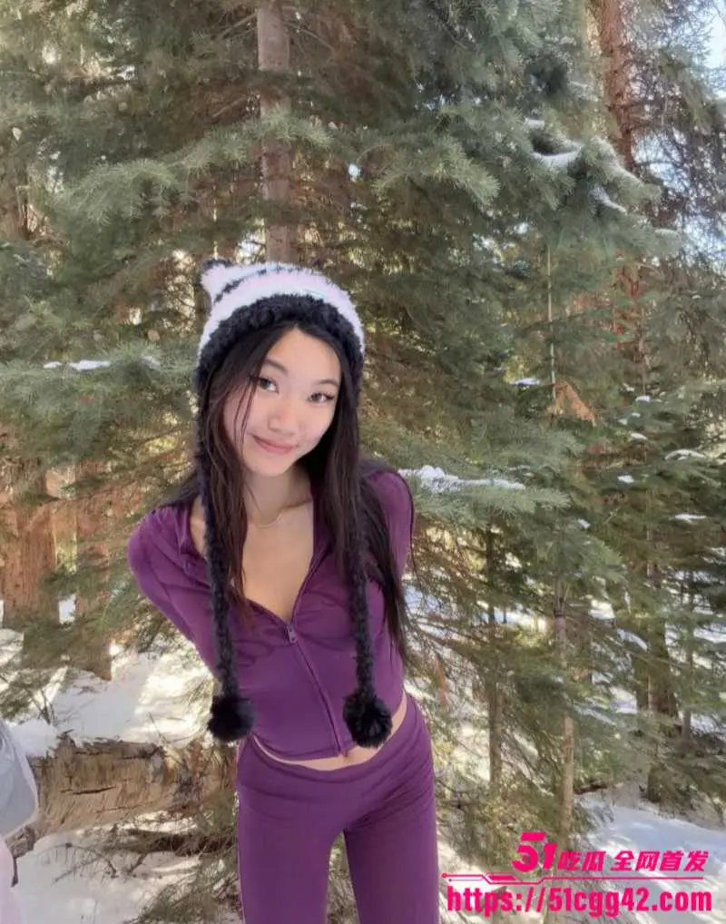 亚裔成人女优 Lucymochi 激战西洋大公鸡 超长巨屌猛轰骚穴 阿黑颜爽到一脸迷离! 图1
