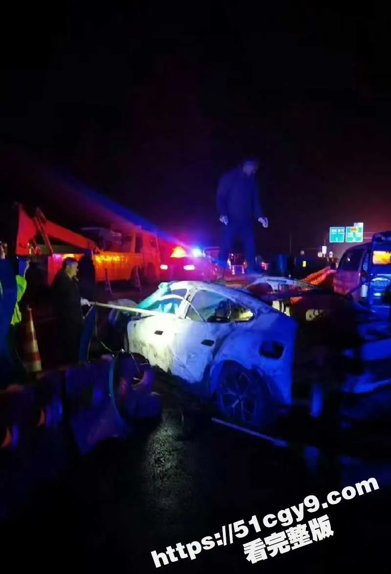 小米SU7竟成死亡飞车!安徽高速上失控撞击爆燃 车上三位女大学生当场烧死 现场视频曝光! 图7